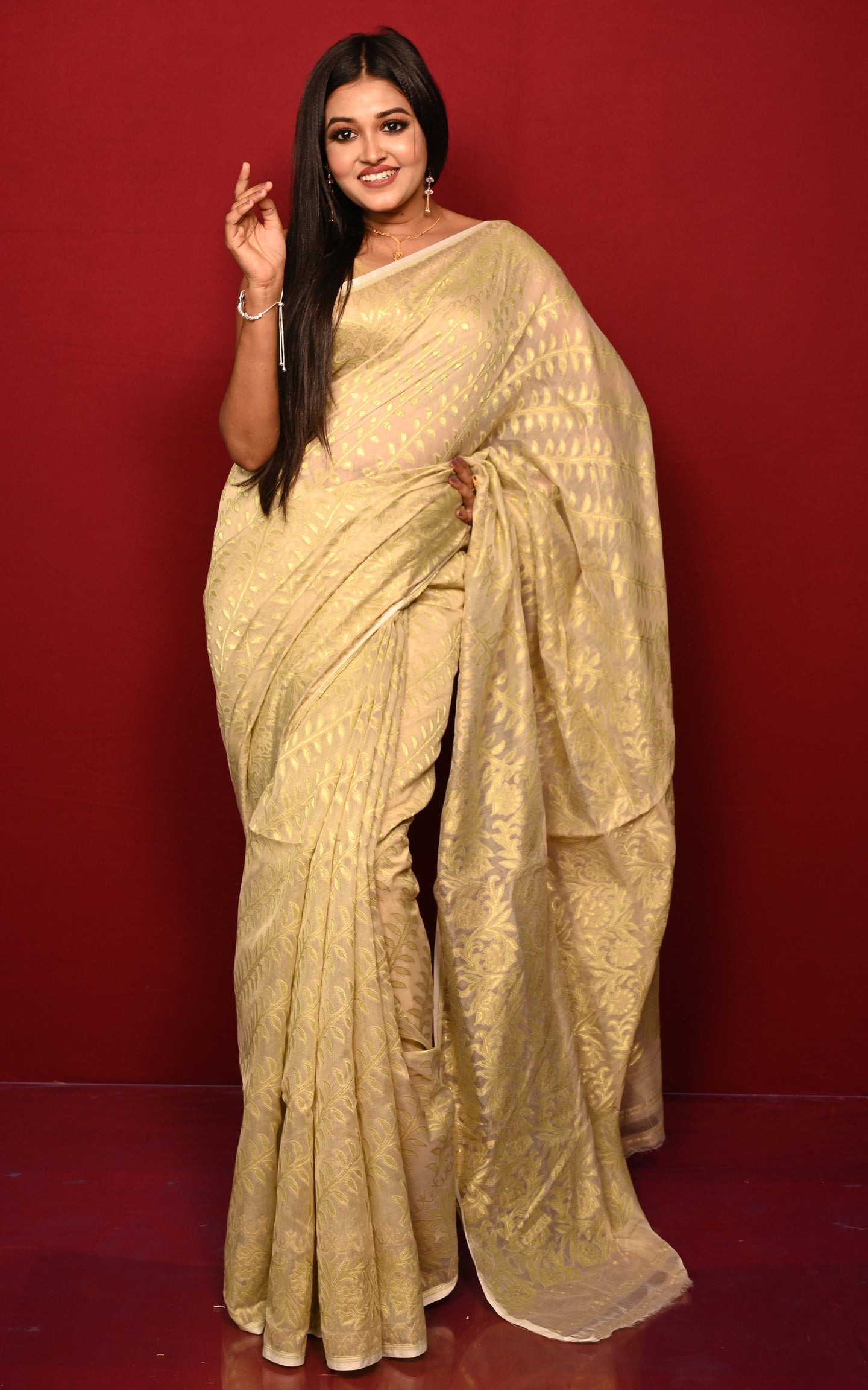 Traditional Soft Jamdani Saree in Beige and Gold