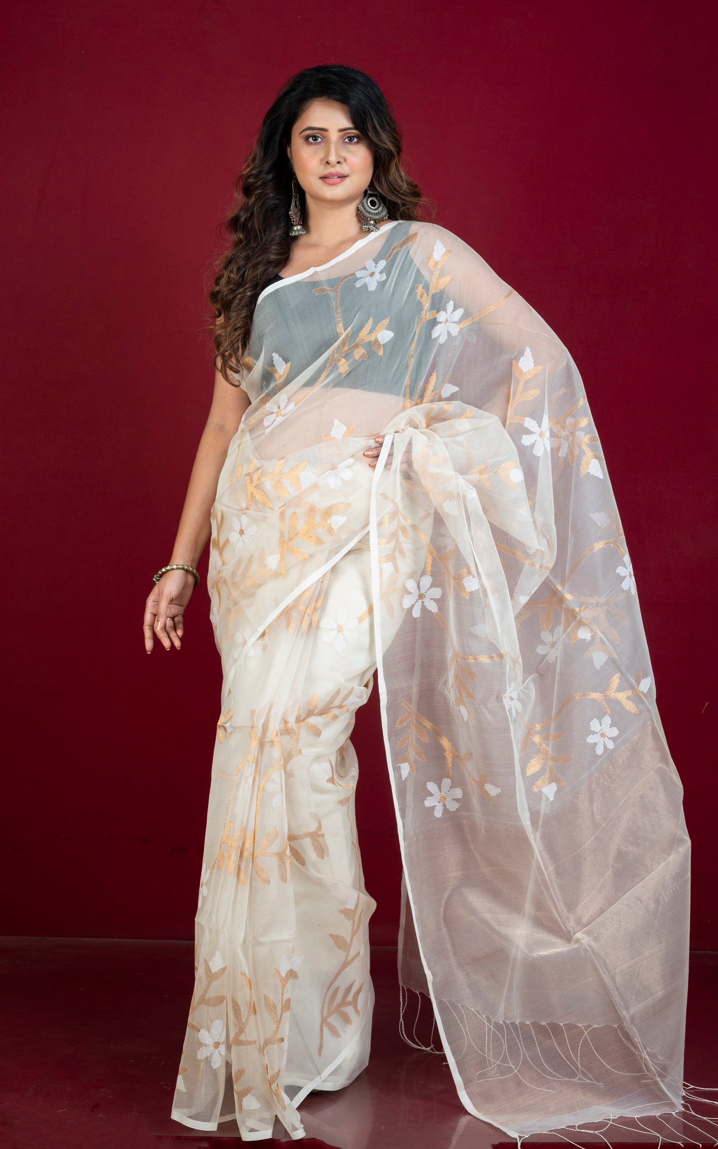 golden poth Premium Poth Muslin Silk Jamdani Saree with Jaal Floral Work in Off Wh – Bengal Looms India