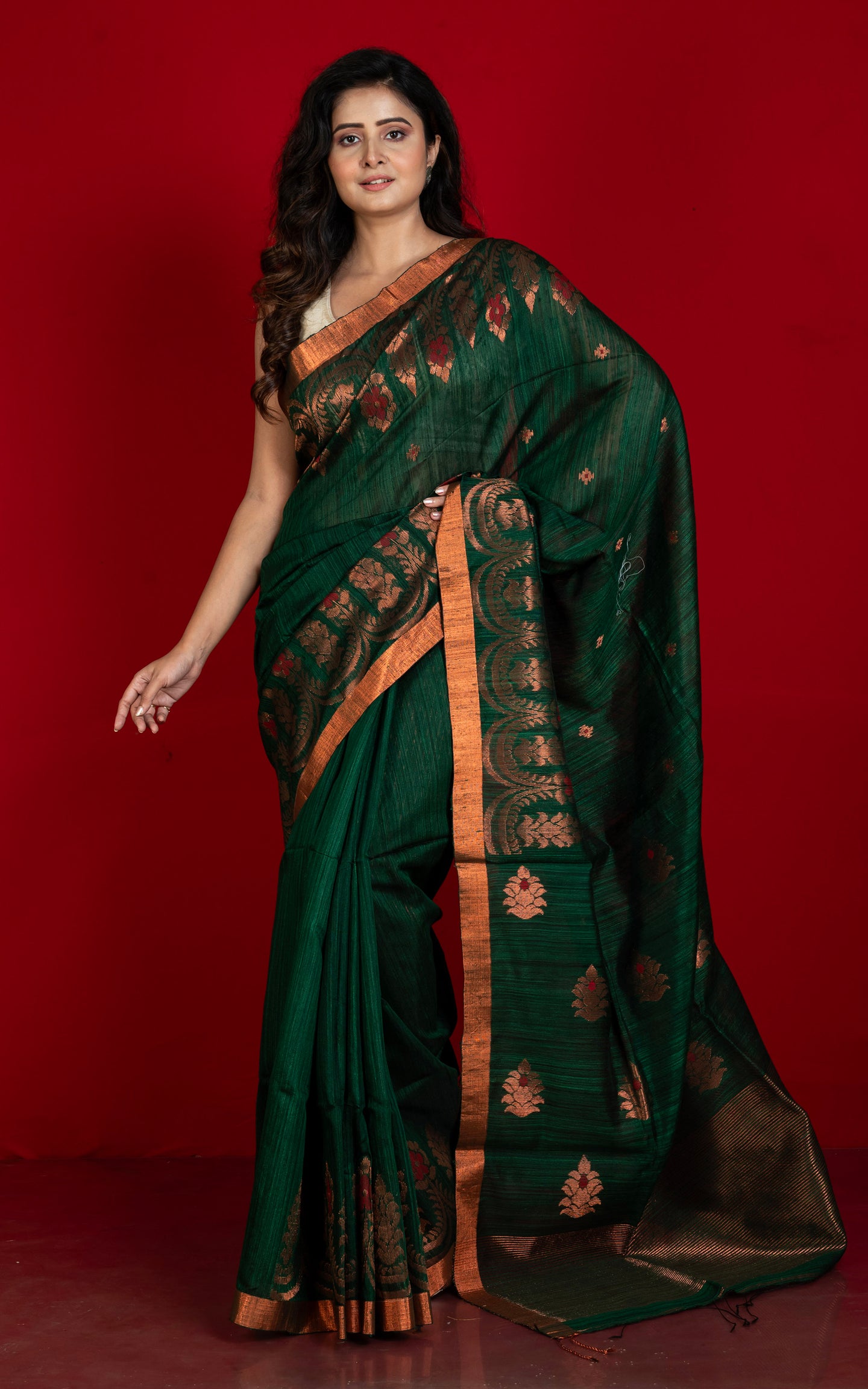 Woven Necklace Motif Work Premium Tussar Raw Silk Jamdani Saree in Emerald Green, Red and Copper