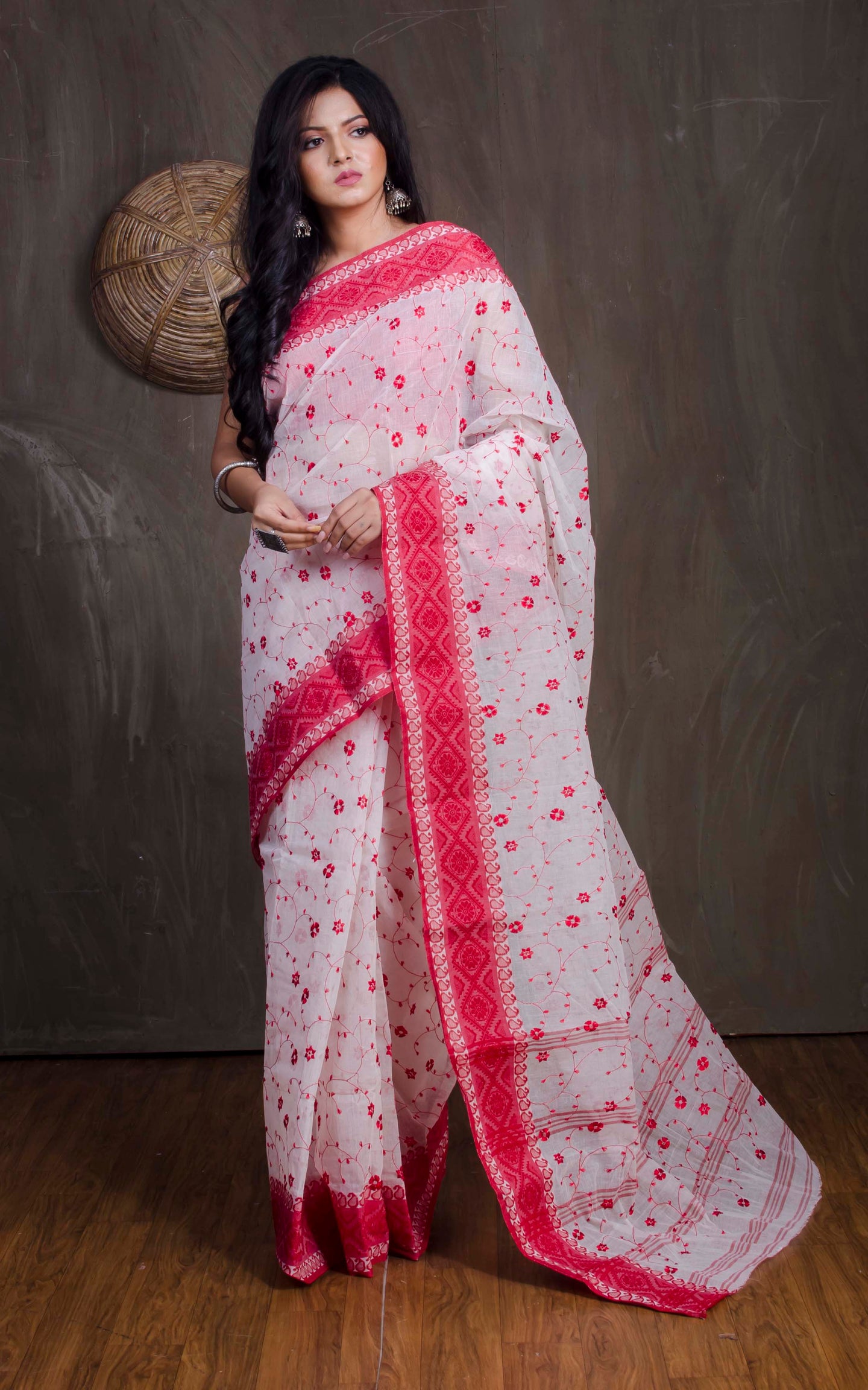 Off-White Red Premium Handloom Soft Cotton saree – LEEWAZ INDIA